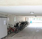 建物内の駐輪場、自転車も濡れに済みます。