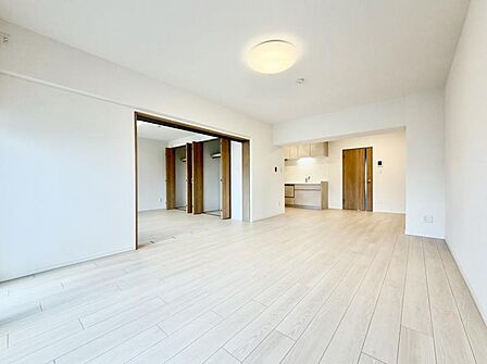 家族が集まるリビングゆったり空間に。明るい陽射しと風が入る窓配置が安らげる空間を演出します。