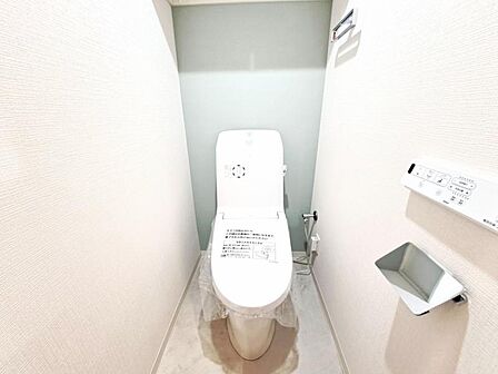ウォシュレット付き清潔感の溢れるトイレです。落ち着いた空間で安らぎのひとときをお過ごし頂けます。