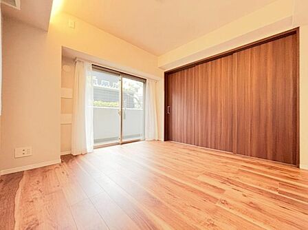 LDK8.3帖 家族が集まるリビングゆったり空間に。明るい陽射しと風が入る窓配置が安らげる空間を演出します。