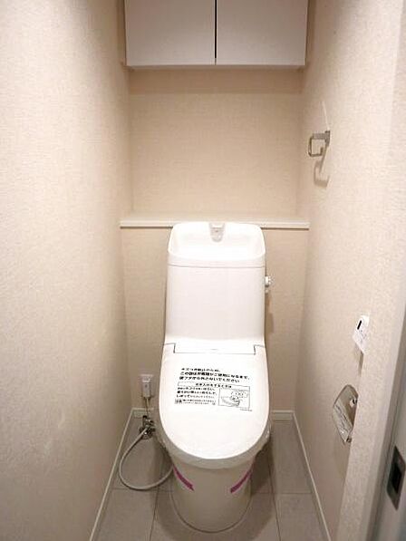 ウォシュレット付き清潔感の溢れるトイレです。落ち着いた空間で安らぎのひとときをお過ごし頂けます。