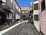 駐車場：敷地内に設けられた駐車スペース。