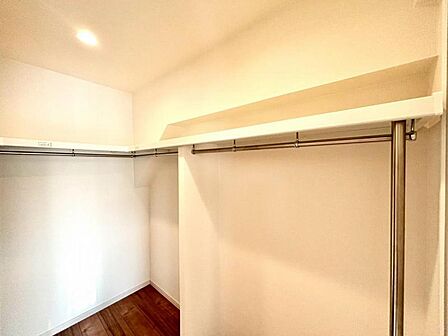 ウォークインクローゼットには普段使わない季節用品やトランクなど、大きなものもラクラク収納できます。
