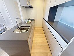 「機能的な収納が豊富なカウンターキッチン。」効率よくお料理ができるコンロ・収納を完備したシステムキッチン。確かな機能性を実感頂けます。