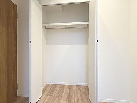 「収納完備」居室には収納スペースを完備し、自由度の高い家具の配置が叶うシンプルな空間です。