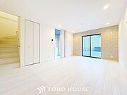 「リビングダイニング」家族の暮らしに思いを馳せて、日常のワンシーンを表現した空間。シンプルな機能美とスマートな空間美。家族みんなが自然体で過ごせる心地良さ生み出しています。
