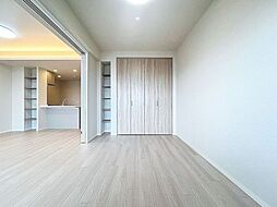 「リビング横居室」特に小さなお子様がいるとリビングと居室が続き間であることが人気です。生活の中心であるリビングと子供と過ごす空間がすぐそばにあるといつも目が届くものです。