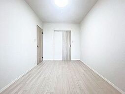 「居室」お子様の成長に合わせて机やベットを自由にレイアウトできるようにと、小さな自立心を育むお部屋作りを見越してご覧下さい。