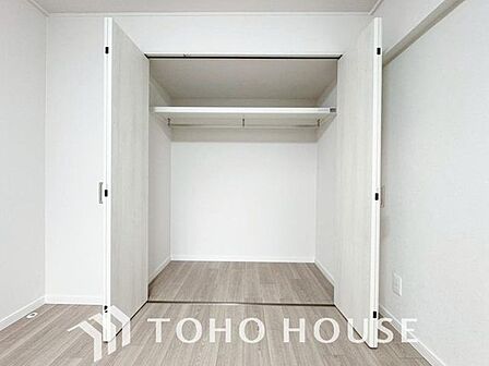 建物内部の収納には拘りました。共有部分に設けた収納。お荷物が多い方にも安心です。