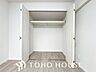 収納：建物内部の収納には拘りました。共有部分に設けた収納。お荷物が多い方にも安心です。