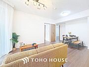 「穏やかな時が流れる癒しの空間」穏やかな光が明るくリビングルームを包みます。心地よい空間が、ご家族のかけがえのない時間に優しく寄り添います。