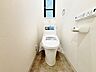 トイレ：「温水洗浄便座付きトイレ」トイレは快適な温水洗浄便座付です。清潔感のあるホワイトで統一しました。いつも清潔な空間であって頂けるよう配慮された造りです。