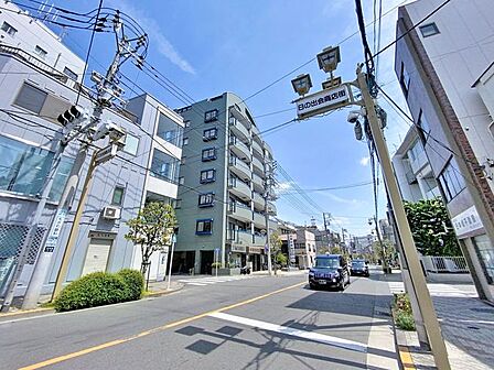 徒歩5分。日の出会商店街 380m