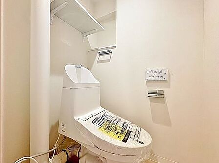 「温水洗浄便座付きトイレ」トイレは快適な温水洗浄便座付です。清潔感のあるホワイトで統一しました。いつも清潔な空間であって頂けるよう配慮された造りです。