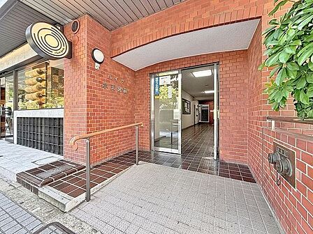 「エントランス」マンションのエントランスなど共有部分は、清掃が行き届いており、キレイな状態です。管理体制がしっかりしているからこそ。