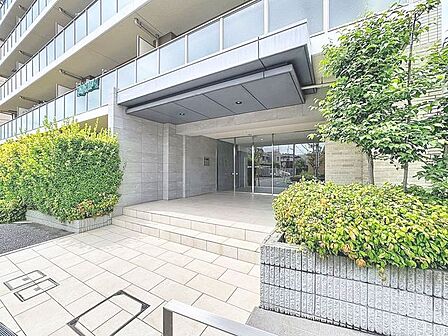 「エントランス入口」植栽もお手入れがしっかりとされており、美しい外観のポイントになっています。
