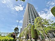 りんかい線「東雲」駅まで徒歩3分の駅チカ立地な湾岸エリアに建つ「ザ湾岸タワーレックスガーデン」。ペットともお住まい頂けます。