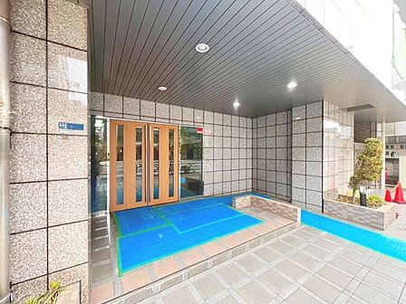 「エントランス入口」気品を感じることのできるエントランス部分、様々な居住者様への配慮がなされているので、安心して快適にお使いいただけます。