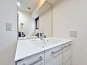 「洗面台」大きな鏡で朝の準備もばっちり。収納も多く、洗剤など日用品の保管にも便利です。