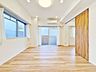 リビング/ダイニング：「木のぬくもり感じる優しい雰囲気のお部屋」落ち着いたカラーコーディネートの室内。インテリアやファブリックで、オーナー様好みのテイストデザインを取り入れて頂けます。