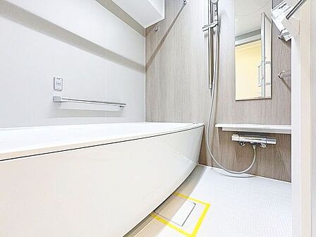 「一日の疲れをリフレッシュ・快適バスルーム」癒しの空間バスルームです。天気に左右されずに洗濯物を乾かせる、浴室乾燥機&オートバス機能付きです。