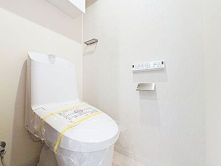 「温水洗浄便座付きトイレ」トイレは快適な温水洗浄便座付です。清潔感のあるホワイトで統一しました。いつも清潔な空間であって頂けるよう配慮された造りです。