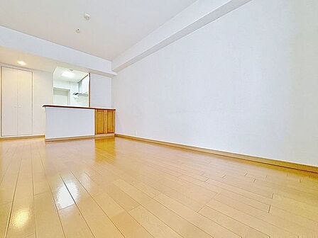 「床暖房完備・LDK」LDK一部には、床暖房があります。エアコンとは違いホコリが舞わないので、小さなお子様やペットと暮らしているご家庭にもおすすめです。
