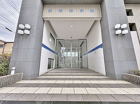 「エントランス」マンションのエントランスなど共有部分は、清掃が行き届いており、キレイな状態です。管理体制がしっかりしているからこそ。