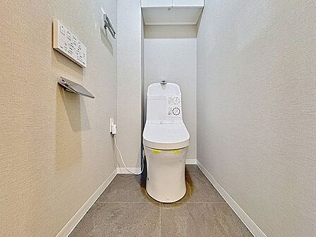 「リフォーム済・トイレ」トイレ関係の設備も一新されています。もちろん温水洗浄機能付き便座です。気になる水周り関係は全て新しくなっていますので、気持ちよく新生活が始められます。
