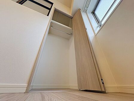 「各洋室に収納スペースを確保」収納の多さも魅力です！居住スペースを充分に確保することができる為、ゆとりある室内で、ゆっくりとご寛ぎいただけます。