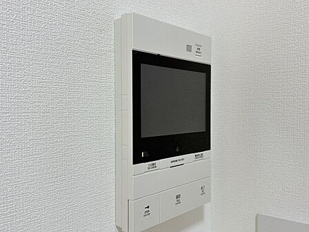 「見える安心・TVモニター付きインターホン」誰が来てもわかる様にモニター付きインターホンを設置。家事導線を考慮した個所に設置し、防犯性と利便性に優れ快適と安らぎを合わせた優しい設計。