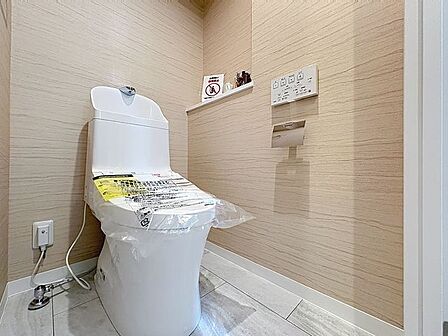 「温水洗浄便座付きトイレ」トイレは快適な温水洗浄便座付です。清潔感のあるホワイトで統一しました。いつも清潔な空間であって頂けるよう配慮された造りです。