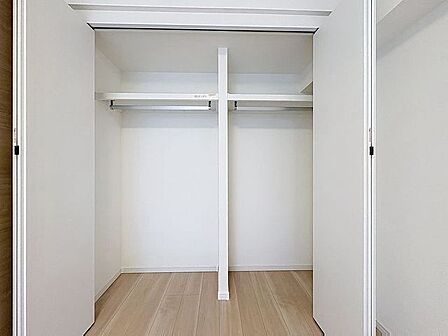 「スッキリ収納の居室」大きなクローゼットには季節ものの洋服などを収納できるので、お部屋はすっきり広々と使うことができます。