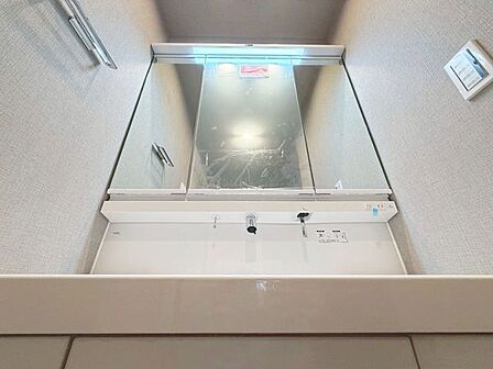 「シャワー機能付きの洗面台」シャワー機能付きの洗面台にはワイドな三面鏡、使いやすい横長ボウル、スマートに収まる収納と充実しています。あわただしい朝の洗面タイムに心強い設備です。