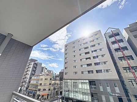 「眺望」穏やかな街並みを一望しながら、爽やかな風と柔らかく降り注ぐ陽光を感じて頂けます。
