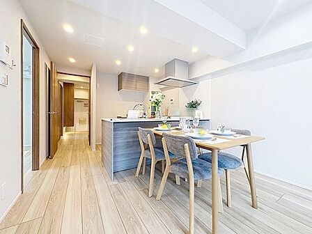 「団欒の場」忙しい朝でも、しっかり家族が揃って食事をして頂けるゆとりある大きさのダイニングスペース。手料理をテーブルで囲む素敵な時間を存分に愉しんで下さい。