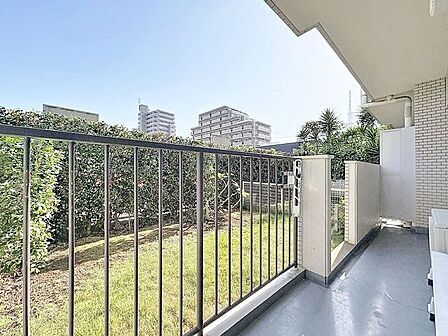 「バルコニー」大きな空に囲まれた気持ちのいい住まい。バルコニーを覗くだけで圧倒的な開放感に包まれます。