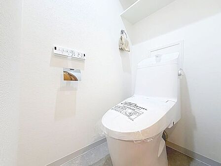 「温水洗浄便座付きトイレ」トイレは快適な温水洗浄便座付です。清潔感のあるホワイトで統一しました。いつも清潔な空間であって頂けるよう配慮された造りです。