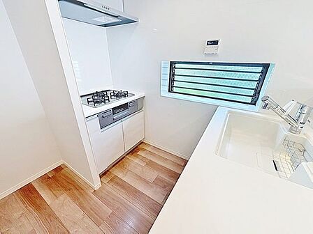 「オープンキッチン」お部屋の雰囲気に溶け込む、インテリアの一部のようなオープンキッチンです。リビングにいるご家族とのおしゃべりを楽しみながらの作業が可能です。