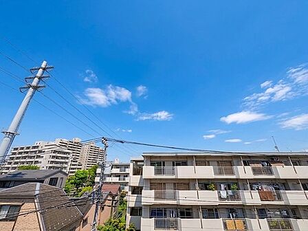 「眺望」穏やかな街並みを一望しながら、爽やかな風と柔らかく降り注ぐ陽光を感じて頂けます。