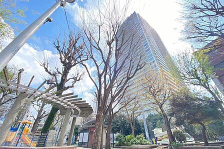 「心地良く暮らしを彩る充実のライフスタイルを」歩いていける距離に、教育施設やお買い物施設が揃う街並み。