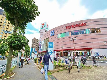 徒歩8分。イトーヨーカドー四ツ木店 590m