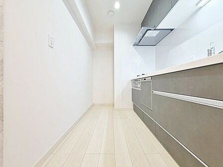 「壁付けキッチン仕様」リビングのスペースを広く取れる壁付けキッチン。家事の動線を考え、動きやすく、使いやすい空間造りができます。
