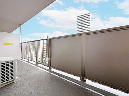 「バルコニー」大きな空に囲まれた気持ちのいい住まい。バルコニーを覗くだけで圧倒的な開放感に包まれます。