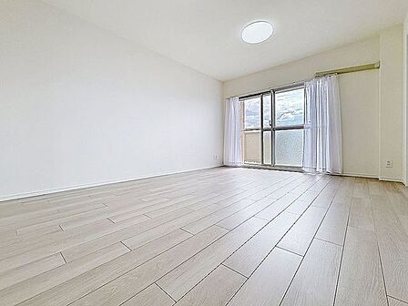 「南西向きのリビング」窓から心地の良い陽光が差し込むリビング。明るく穏やかな空間には自然と家族みんなが集まってきます。