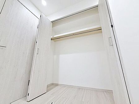 「収納」居室にはクローゼットを完備し、自由度の高い家具の配置が叶うシンプルな空間です。お子様の成長と必要になる子供部屋を与えるにはぴったりの間取りですね。