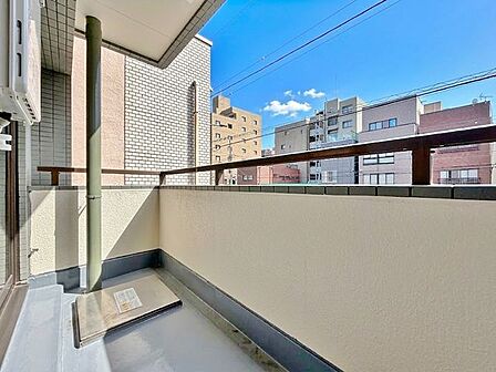 「バルコニー」都市型生活をより快適にコーディネートするかのように、周りの情景とマッチしたバルコニー。住まうご家族の心地よさを最優先したバルコニーでは様々な時間を楽しめます。