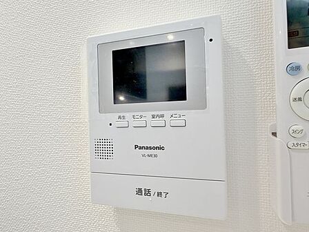 「見える安心・TVモニター付きインターホン」誰が来てもわかる様にモニター付きインターホンを設置。家事導線を考慮した個所に設置し、防犯性と利便性に優れ快適と安らぎを合わせた優しい設計。