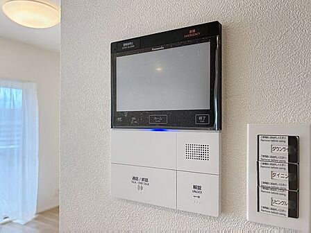 「見える安心・TVモニター付きインターホン」誰が来てもわかる様にモニター付きインターホンを設置。家事導線を考慮した個所に設置し、防犯性と利便性に優れ快適と安らぎを合わせた優しい設計。