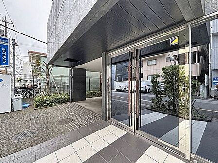 「エントランス入口」気品を感じることのできるエントランス部分。な居住者様への配慮がなされているので、安心して快適にお使いいただけます。